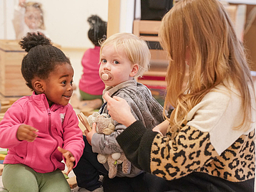 Kinder mit pädagogischer Fachkraft im Fröbel-Kindergarten Ermlandweg, Münster (Foto: Sandra Stege)