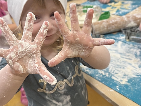 In der Weihnachtsbäckerei des Fröbel-Kindergartens und Familienzentrums Im Reiherstiegviertel backen Familien gemeinsam Kekse.