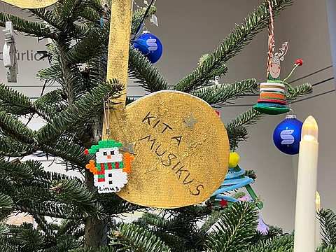 Kinder aus dem Fröbel-Kindergarten Musikus in Senftenberg schmückten einen Weihnachtsbaum für das Sana Klinikum Niederlausitz.