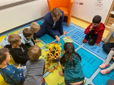 Im FRÖBEL-Kindergarten Seesternchen las der Chef von Senftenberg persönlich mit den Kindern - Bürgermeister Andreas Pfeiffer. 