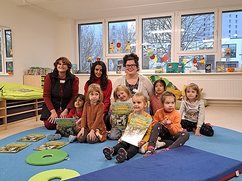 Sawsan Chebli, ehemalige Berliner Staatssekretärin, las aus der "Kuh Lieselotte" im FRÖBEL-Kindergarten Sausewind in Potsdam. 