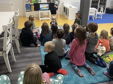 Die Herzen der Kinder im FRÖBEL-Kindergarten Reiherstiegviertel in Hamburg-Wilhelmsburg gewann Benka Barloschky, Head Coach der Hamburg Towers, indem er für die Kinder ein Kamishibai machte - und das Buch "Als die Raben noch bunt waren" vorlas...