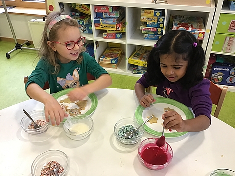 Im Fröbel-Kindergarten Eisnergutbogen sorgt das Team für spannende Überraschungen während der Vorweihnachtszeit: Ob Plätzchen backen, Glitzerbilder gestalten oder Weihnachtsmarmelade kochen – hier wird Weihnachten mit allen Sinnen gefeiert!