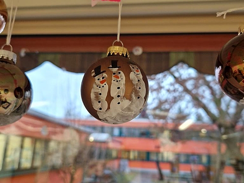 Im Fröbel-Kindergarten Zwergenhaus am See schmücken selbstgemachte Kugeln die Einrichtung und bringen eine festliche Atmosphäre in die Räume.