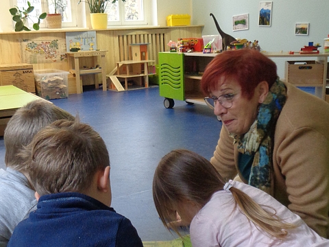 Uschi Kruse, ehemalige GEW-Vorsitzende in Sachsen, liest für Kinder im FRÖBEL-Kindergarten Zwergenland in Leipzig. 