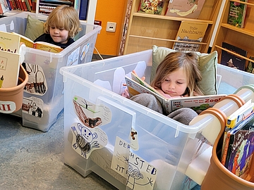 In diese gemütlichen "Leseboote" können sich Leipziger FRÖBEL-Kinder mit ihren Lieblingsbüchern zurückziehen - nicht nur am Vorlesetag. 