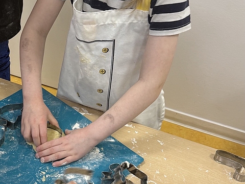 In der Weihnachtsbäckerei des Fröbel-Kindergartens und Familienzentrums Im Reiherstiegviertel backen Familien gemeinsam Kekse.