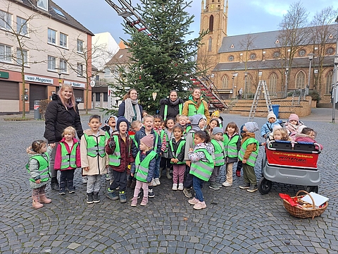 Kinder aus dem Fröbel-Kindergarten Marktstraße schmückten einen riesigen Weihnachtsbaum mitten auf dem Marktplatz in Borbeck.