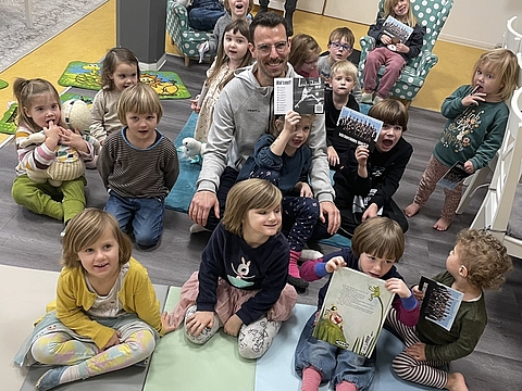 ...Anschließend gab es für jedes Kind Autogrammkarten und einen Basketball von den Hamburg Towers für die Kita!