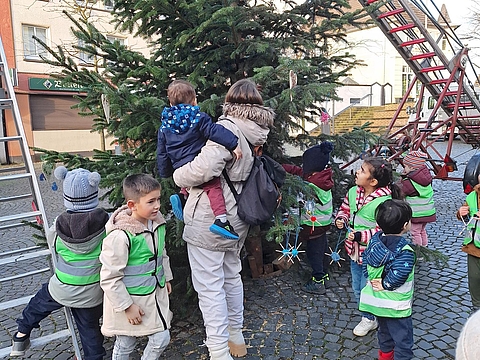 Kinder aus dem Fröbel-Kindergarten Marktstraße schmückten einen riesigen Weihnachtsbaum mitten auf dem Marktplatz in Borbeck.