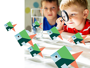 Grafik mit einer Teekanne, die durch Fantasie zu einer Lokomotive wird. Daneben der Hashtag #MitKinderaugen