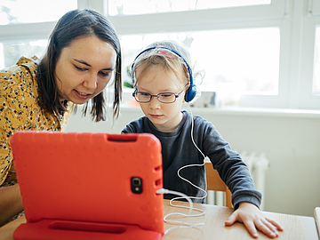 Große Sprünge haben die FRÖBEL-Kindergarten während des Corona-Lockdowns in der Digitalisierung gemacht - medienpädagogische Situation im Berliner FRÖBEL-Kindergarten Im Grünen (Fotocredits: FRÖBEL e.V./Franziska Werner)