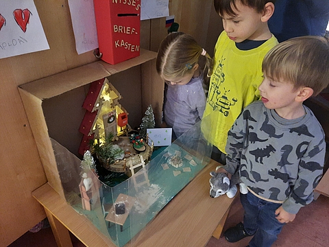 Weihnachtswichtel Nisse überrascht die Kinder im Fröbel-KiB-Kindergarten Sontheim mit täglichen Abenteuern und zaubert ihnen ein Lächeln auf die Gesichter. 