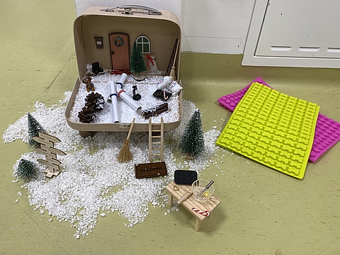 Im Fröbel-Kindergarten Sigmaringer Straße bekam Wichtel Asmo tatkräftige Unterstützung von den Kindern beim Hundekeksebacken. Natürlich bekam auch der Kita-Hund Christo einen Keks ab!