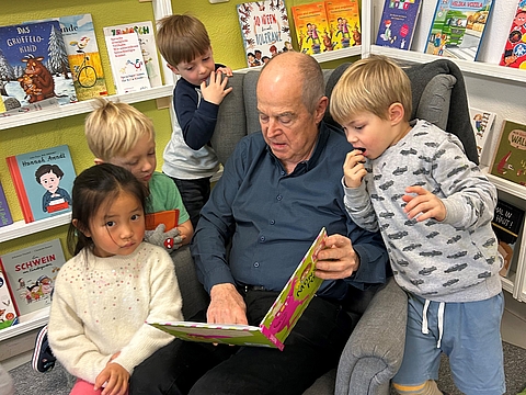 Lesepate Matthias Bräutigam von den  "Sprachpat*innen für Kitas" las im Berliner FRÖBEL-Kindergarten Augustastrolche. 