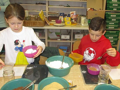 Im Hort MITTENDRIN wurde es kreativ: Gemeinsam mit den Kindern haben die pädagogischen Fachkräfte Adventsmuffin-Backmischungen im Glas erstellt.