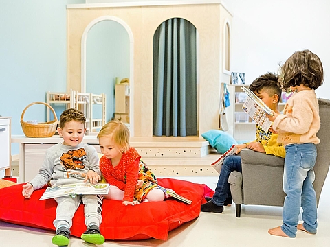 Buchbegeisterte Kinder im FRÖBEL-Kindergarten Landsberger Straße, Münster