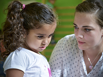 Erzieherin im Gespräch mit einem Kind im FRÖBEL-Kindergarten (Foto: FRÖBEL e.V./Bettina Straub)