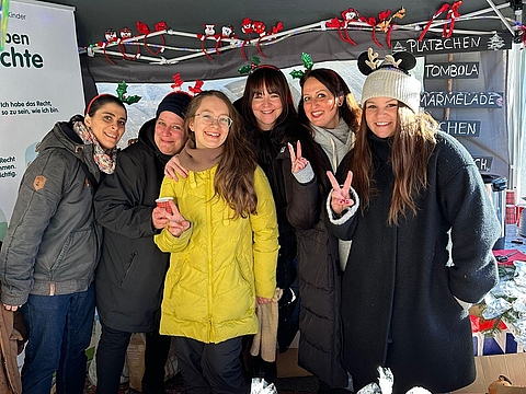 Der Elternbeirat des Fröbel-Kindergartens Wangener Höhe organisierte mit viel Herz einen Weihnachtsmarktstand, an dem weihnachtliche Leckereien, selbstgemachte Dekorationen und kleine Überraschungen verkauft wurden.