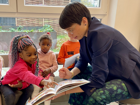 Die Kinder im FRÖBEL-Kindergarten Zollvereinstraße in Essen bekamen Besuch von der nordrhein-westfälischen Kinder- und Familienministerin Josefine Paul.