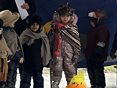 In Löwenstein präsentierten die Kinder mit viel Kreativität das Musical „Der Weihnachtsstern“ und begeisterten die Familien mit ihrer Aufführung.