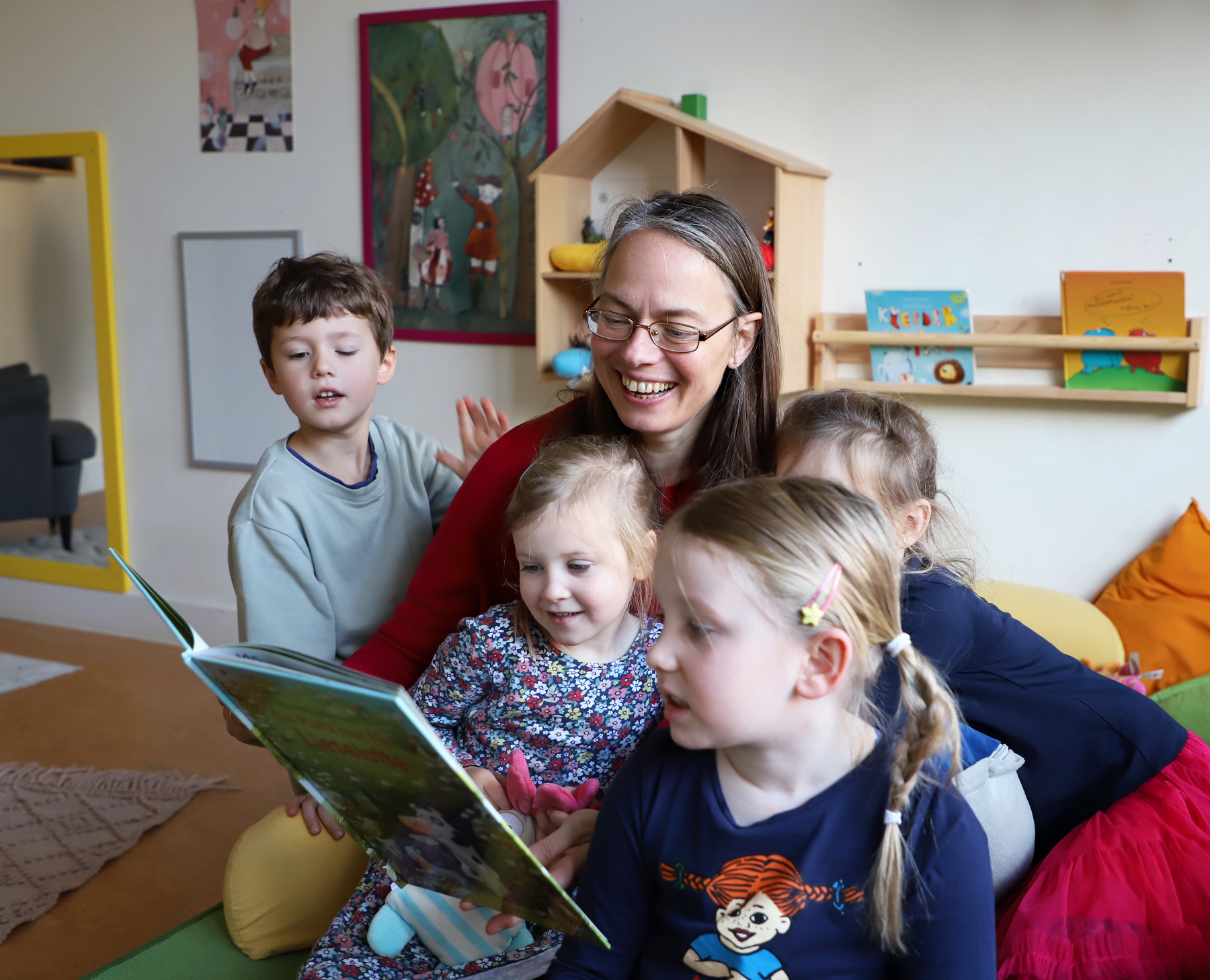 Eine wunderbare Vorlesestunde erlebten die Kinder im FRÖBEL-Kindergarten An der Weide mit der Bremer Bildungssenatorin Sascha Karolin Aulepp.